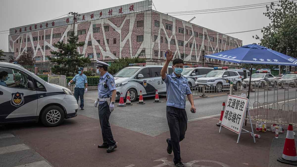 Cierran un mercado de Pekín tras registrar nuevos casos de coronavirus en el país.