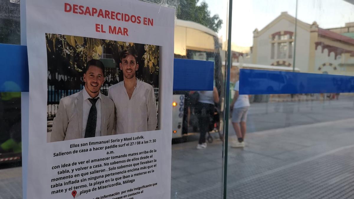 Cartel de búsqueda de Emmanuel y Maxi, los dos jóvenes argentinos desaparecidos en el mar.