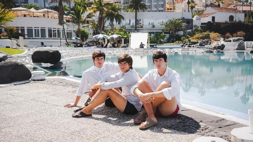 Viaje a los años 60 en el Lago Martiánez: arranca el rodaje de la película sobre las vacaciones de los Beatles en Tenerife