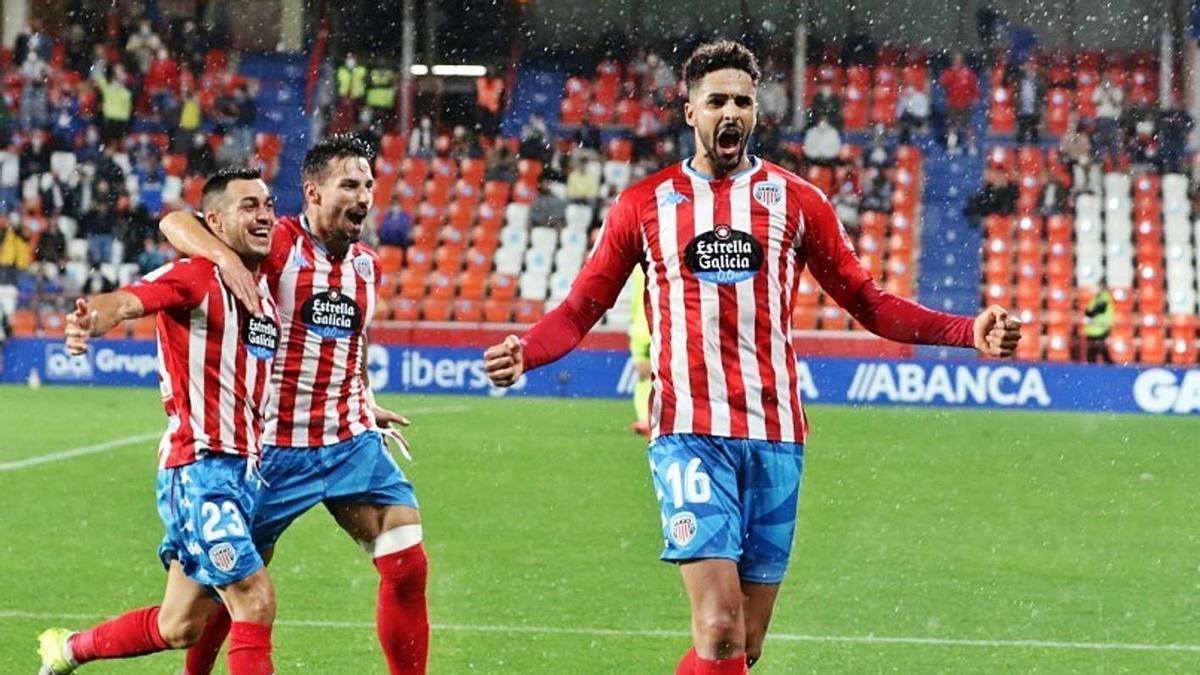 Chris Ramos celebra uno de los goles con los que el Lugo remontó al Huesca.