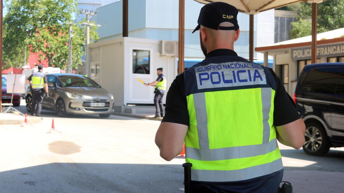 Un control de la Policia Nacional a a frontera de La Jonquera