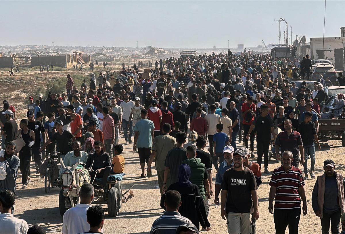 Archivo - Palestinos acuden a intentar obtener ayuda humanitaria repartida por la Fundación Humanitaria para Gaza (GHF), respaldada por Israel y Estados Unidos, en el sur de la Franja de Gaza (archivo)