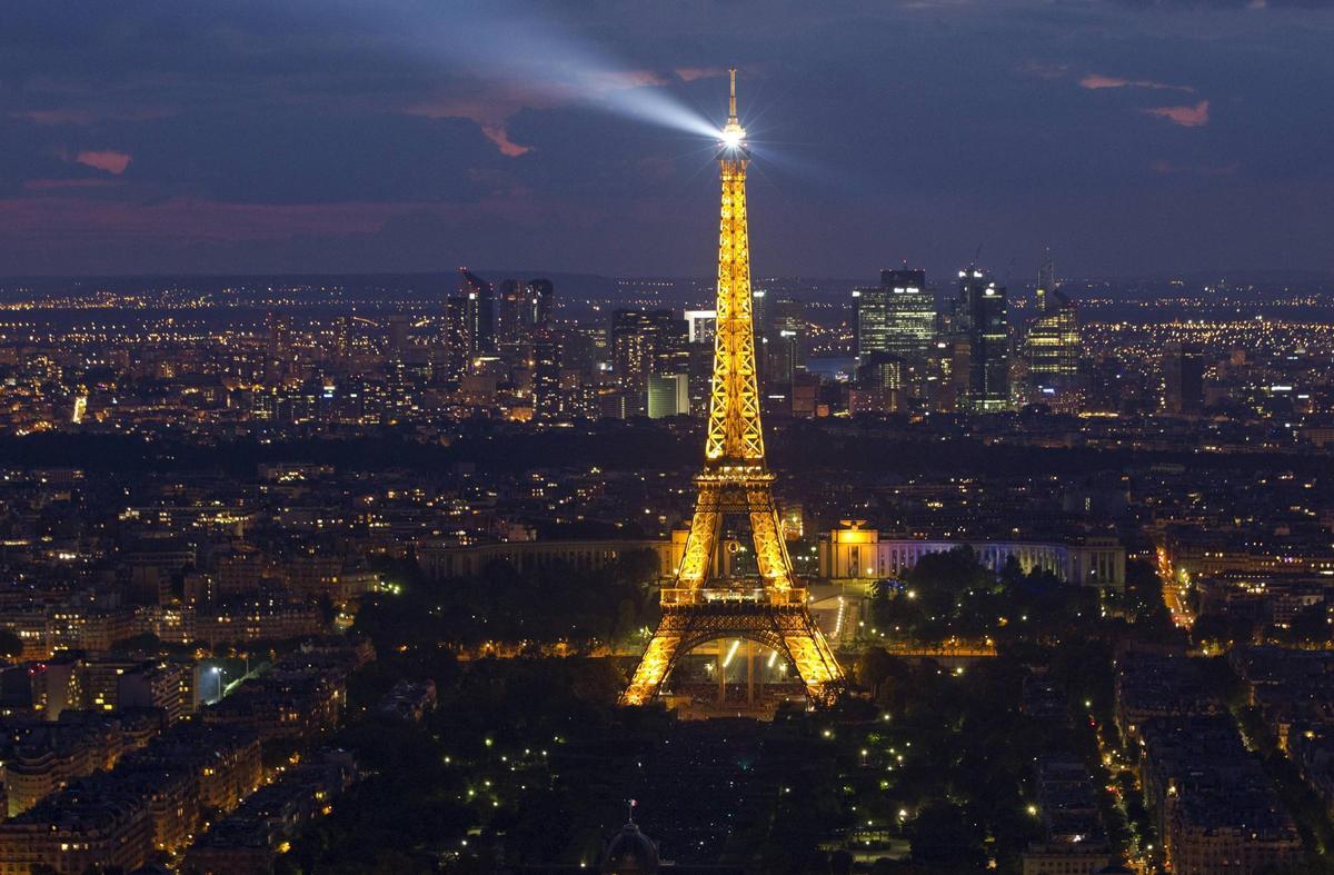 Vista nocturna de la torre Eiffel.