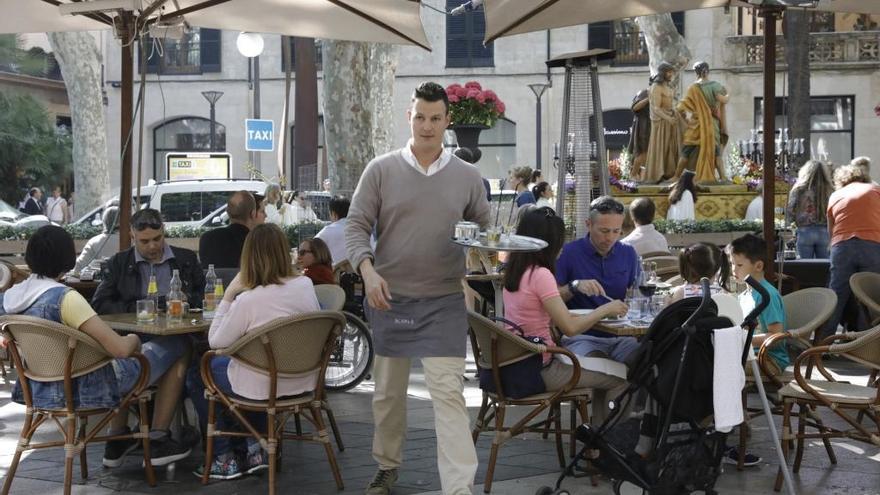 Schon in der Osterwoche im April waren die Terrassen und Straßencafés auf Mallorca gut besucht.