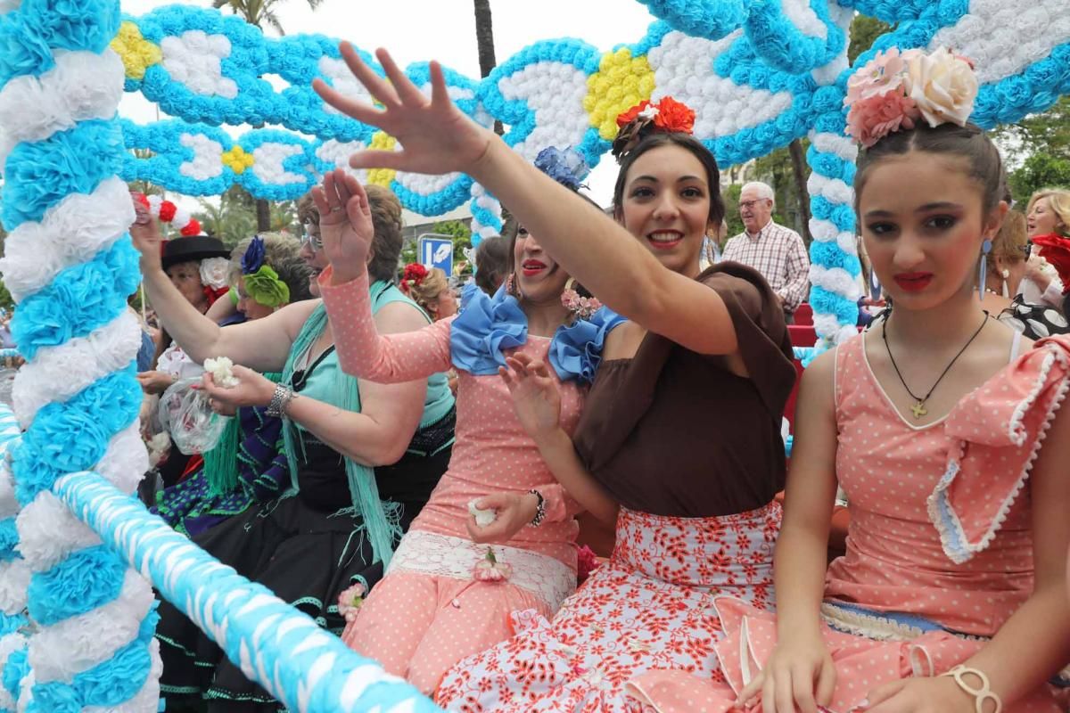 Miles de cordobeses participan en la Batalla de las Flores