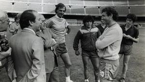 Josep Lluís Núñez y Jordi Pujol hablan con Quini en presencia de César Menotti, Diego Maradona y Àngel Pichi Alonso.