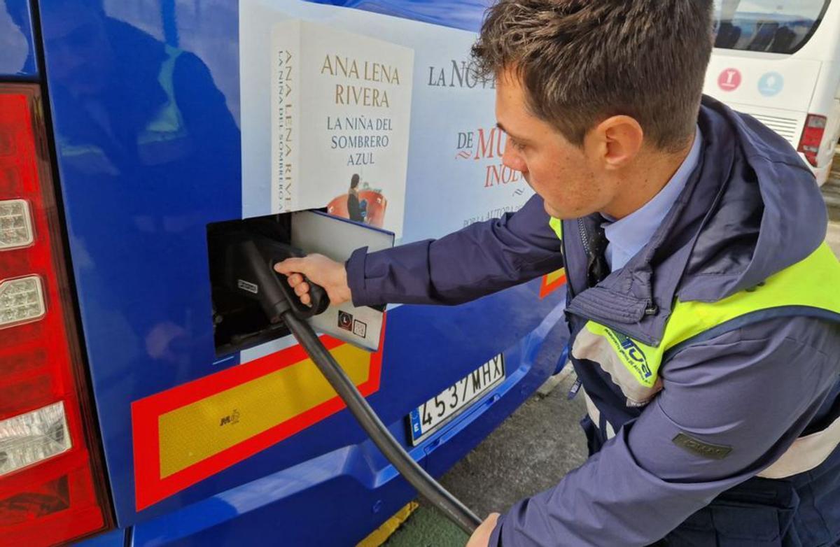 Benigno Runza posa junto a uno de los autobuses eléctricos de TUA en el polígono del Espíritu Santo;  en las otras dos fotografías, de arriba abajo, el  conductor Adrián Sánchez, al volante y enchufando  el autobús en el punto de recarga de la concesionaria del transporte público urbano. | L. B.