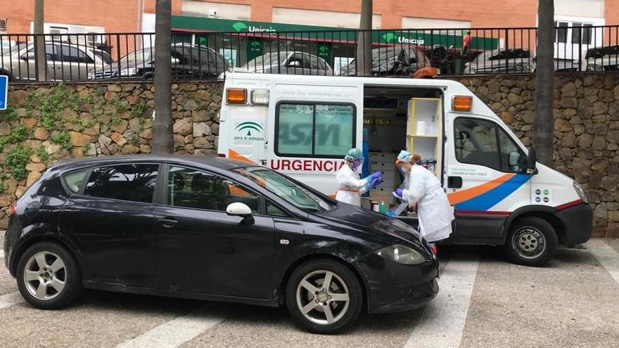 Sanitarios realizan test rápidos del coronavirus en el centro de salud Las Albarizas.