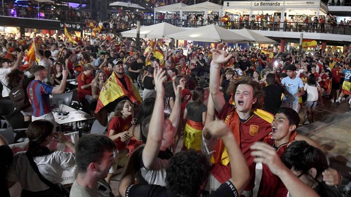Cientos de murcianos abarrotan el Zig Zag para ver la final de España en la Eurocopa de 2024.