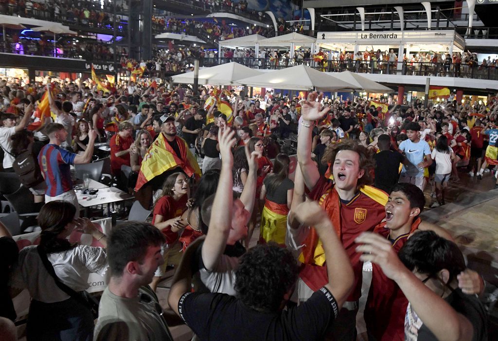 Cientos de murcianos abarrotan el Zig Zag para ver la final de España