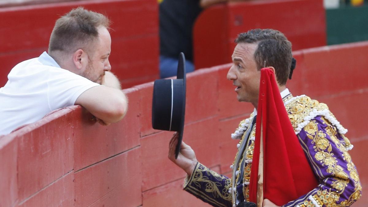 El torero Rafaelillo junto a Eduardo Hinojosa durante una Feria de Julio.