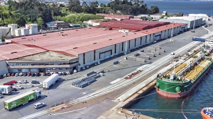 Al fondo, de blanco, la planta de Bonfrig en el muelle Comboa de Vilagarcía.