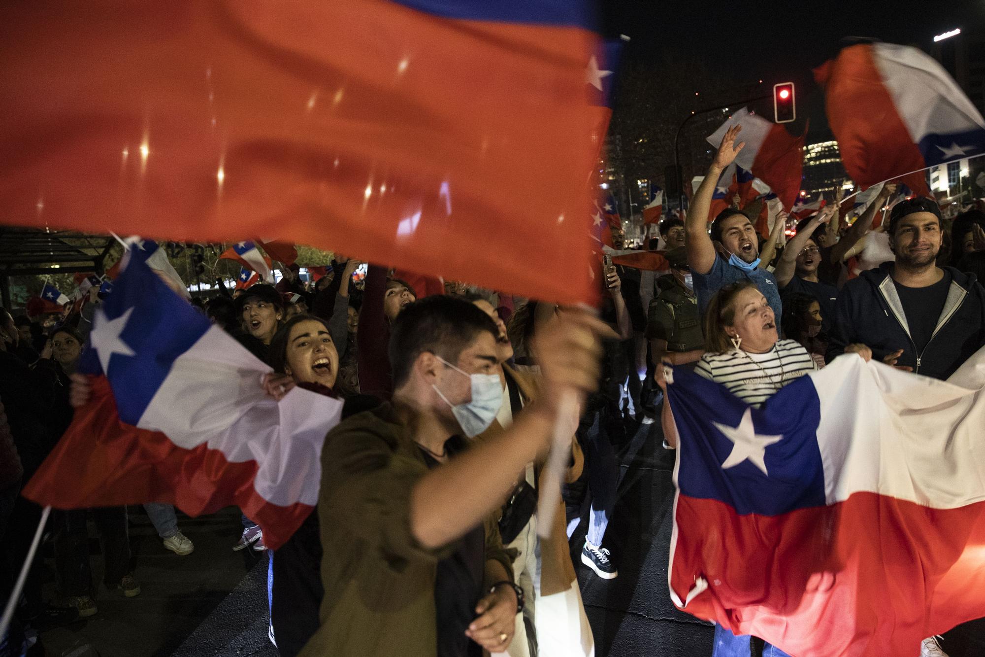 Adherentes de la opción &quot;Rechazo&quot; celebran el resultado del plebiscito constitucional, en la comuna de Las Condes en Santiago (Chile).