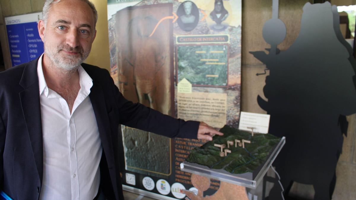 Alfonso Fanjul señala la zona de Tiós, donde se encontró el castillo.