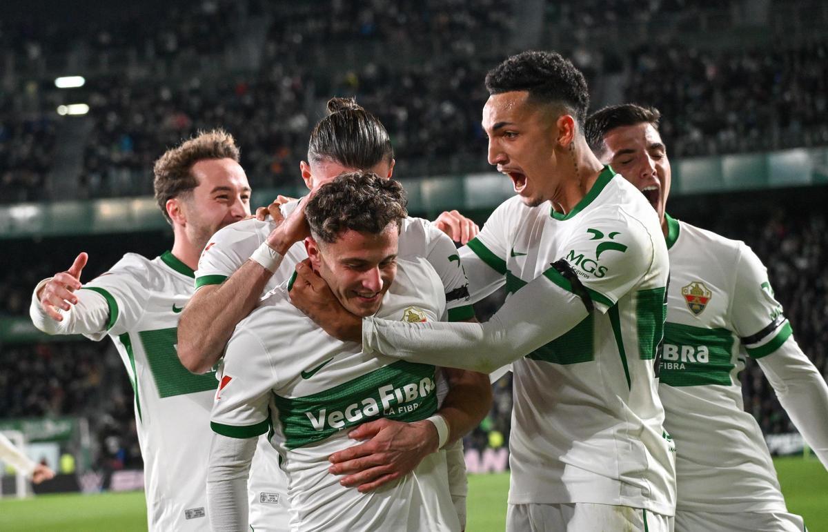 Germán Valera se abraza con sus compañeros tras marcar el 2-0, durante el Elche-Sevilla.