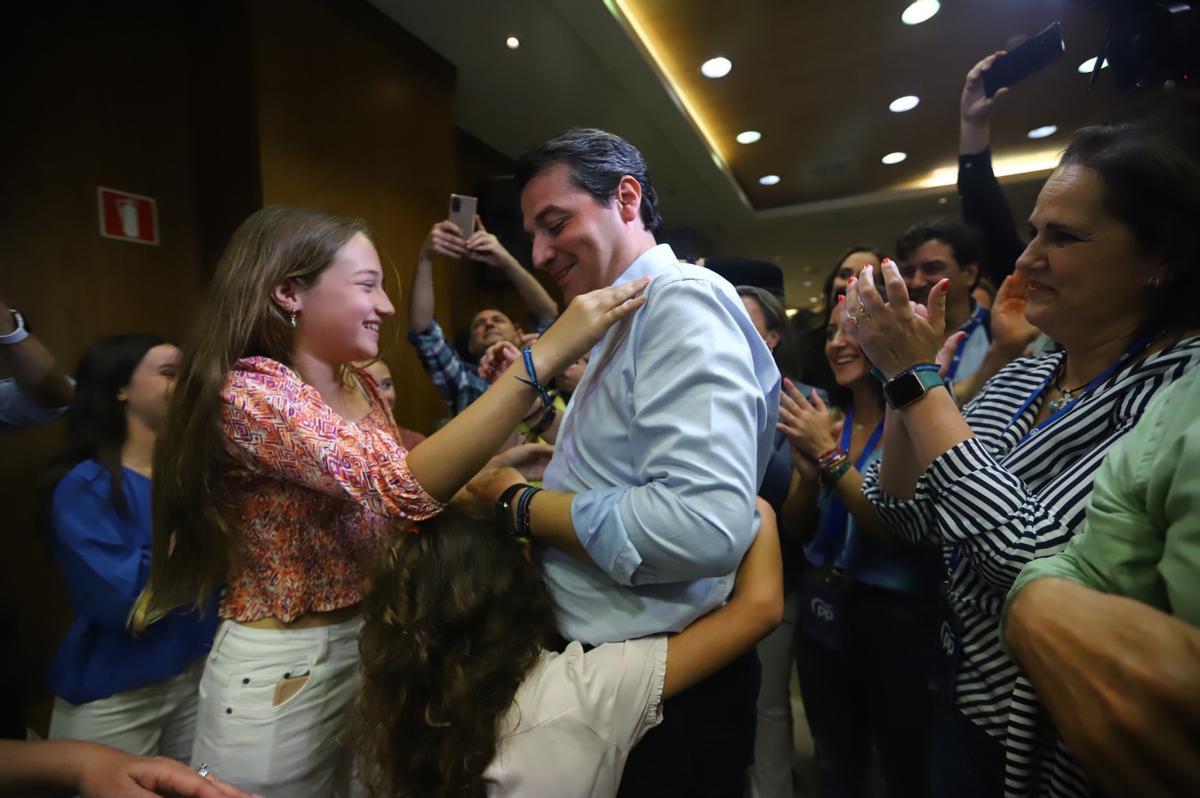 Bellido se abraza a sus hijas.