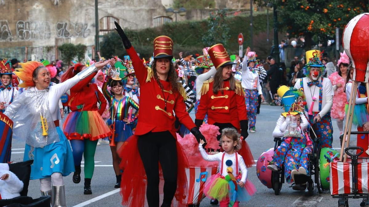 Vigo llenó de color las calles del centro con el desfile del Entroido