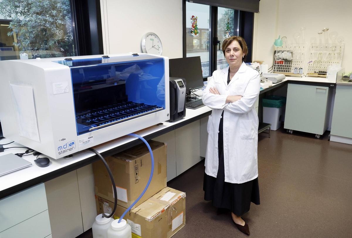 La doctora Fiaño, en el laboratorio de Anatomía Patológica.