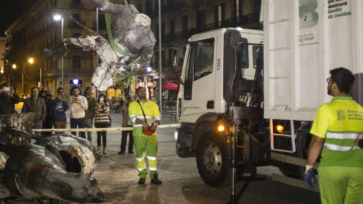 Un equipo municipal retira la estatua ecuestre de Franco ante el Born, tras ser derribada.