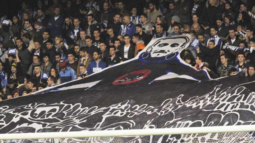Los Blues muestran una pancarta de apoyo a Jimmy durante el partido contra el Sevilla.