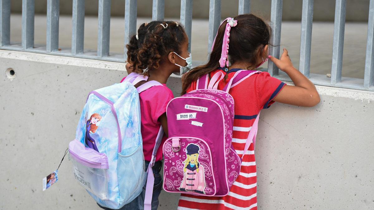 Dos niñas a las puertas del colegio