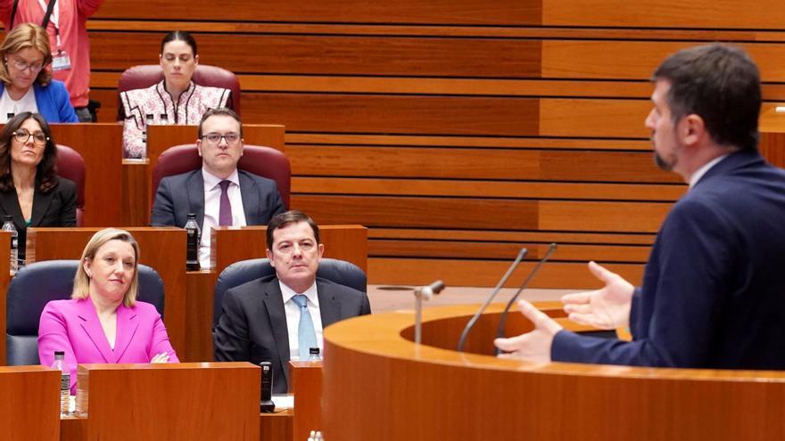 Tudanca desvela que de 33 anuncios de Mañueco 24 eran repetidos, según la IA y le insta a usarla en sus discursos