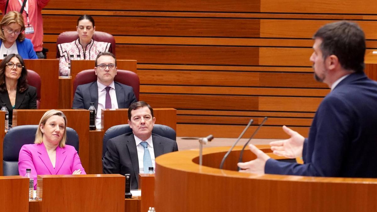 El portavoz socialista Luis Tudanca en el Pleno de las Cortes