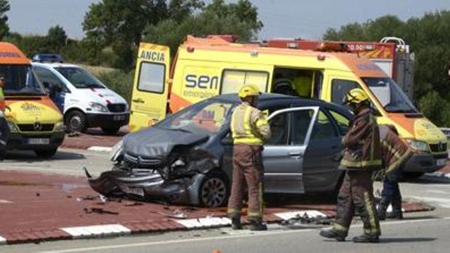 Els efectius d&#039;emergències treballant al lloc de l&#039;accident, a Vilamalla.