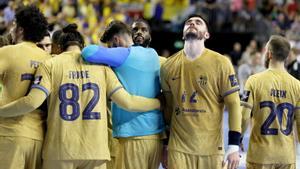El azulgrana Ludovic Fabregas se lamenta con la vista perdida tras fallar el último penalti de la semifinal