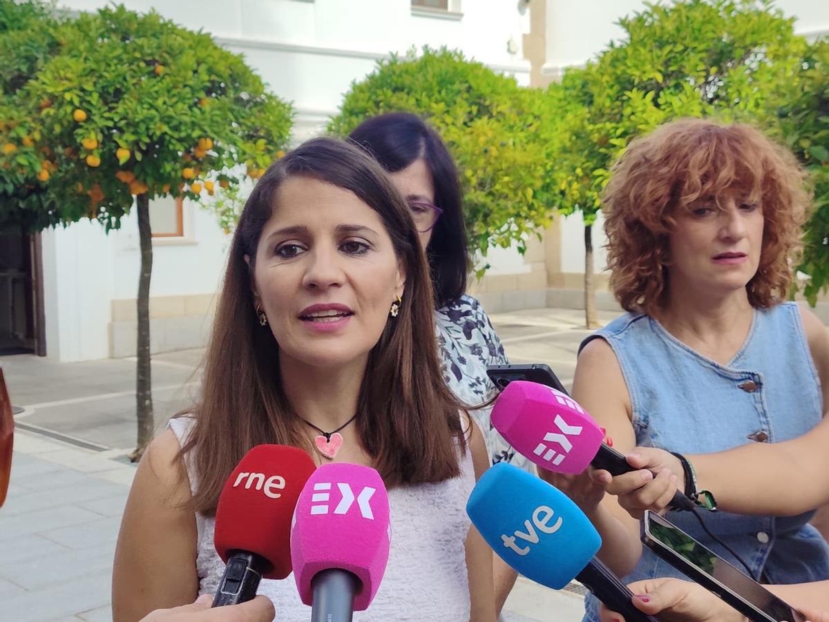 La portavoz del Grupo Parlamentario Socialista, Isabel Gil Rosiña, comparece en el patio de los naranjos de la Asamblea tras el registro de las enmiendas parciales a los PGEx 2026.