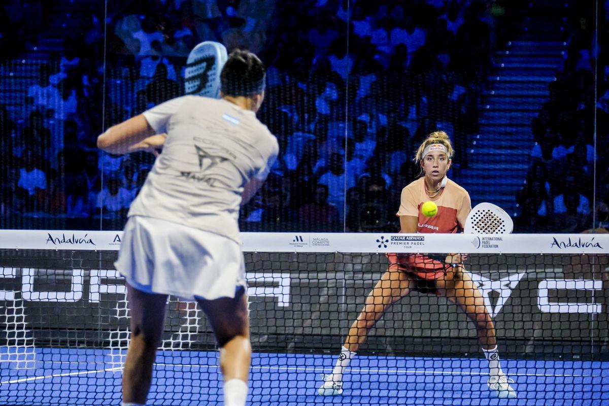 La malagueña Beatriz Fernández González (d) durante la final femenina del Premier Padel celebrada este domingo en el Palacio de los Deportes Martín Carpena de Málaga.