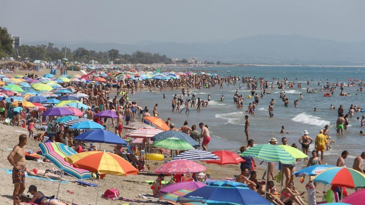 Sanidad recomienda extremar las medidas de distanciamiento social y la higiene en las playas