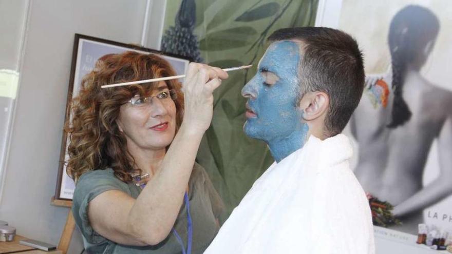 Demostración de estética ayer en el Recinto Feiral de Pontevedra. // Santos Álvarez