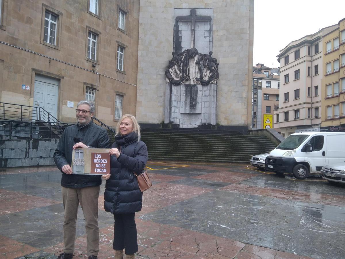 Javier Jové y Sara Álvarez Rouco, con el monumento "Héroes del Simancas" al fondo.