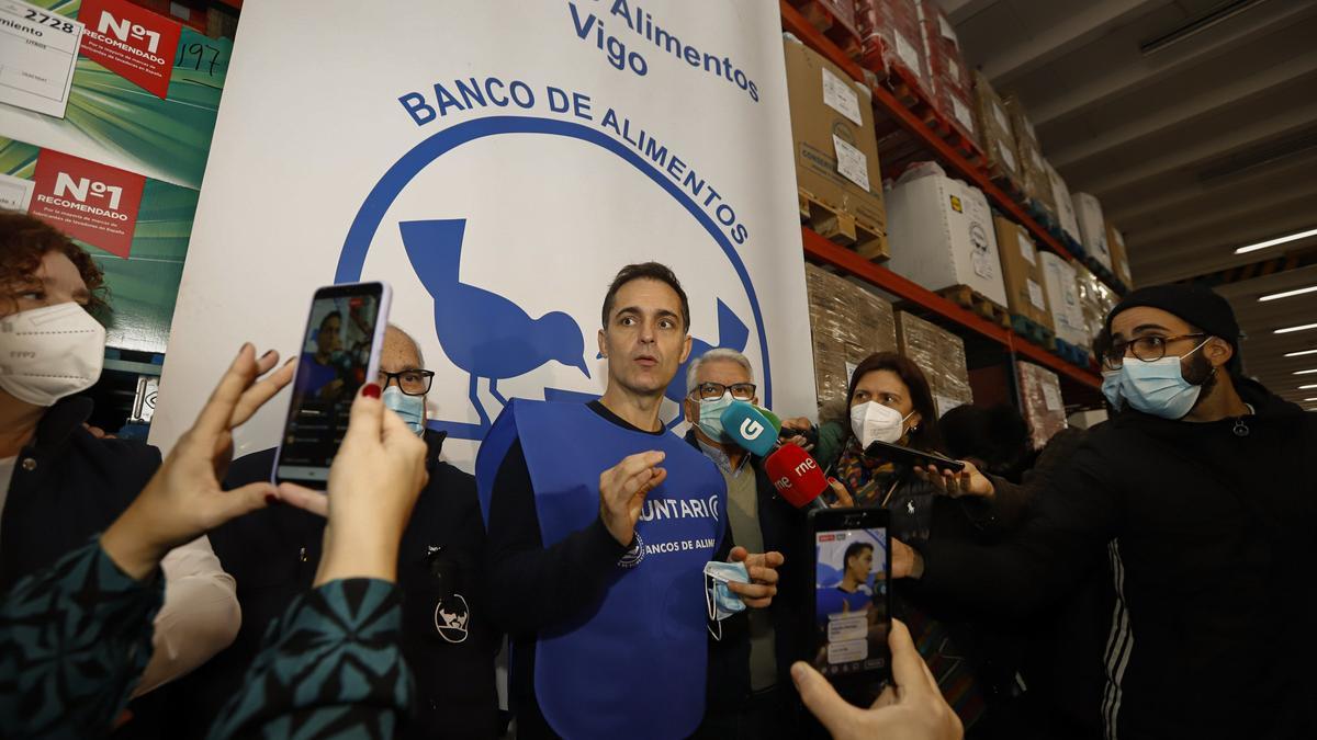 Pedro Alonso cambia el mono de La Casa de Papel por el peto del Banco de Alimentos de Vigo