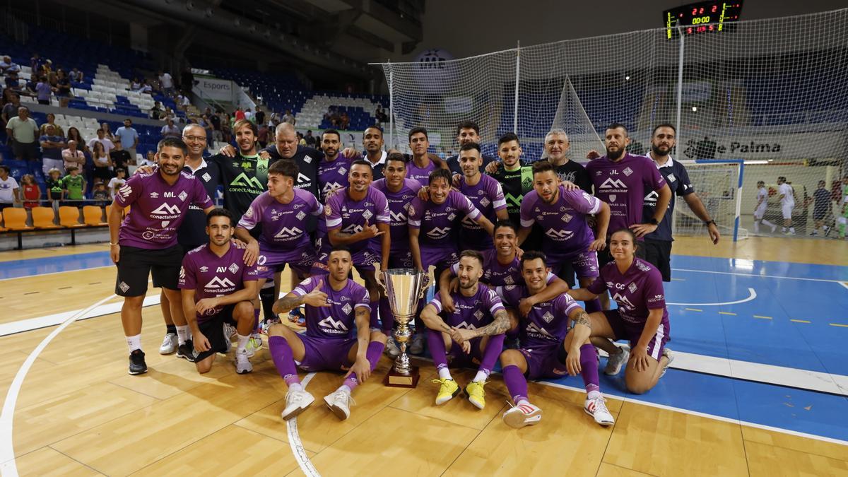 El Palma Futsal posa con el trofeo.