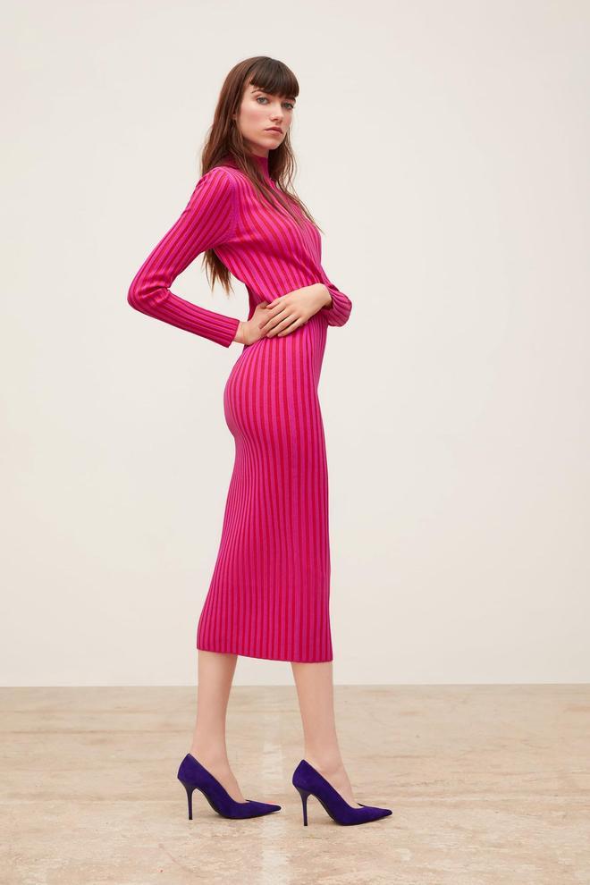 Vestido de punto en color fucsia, de Zara