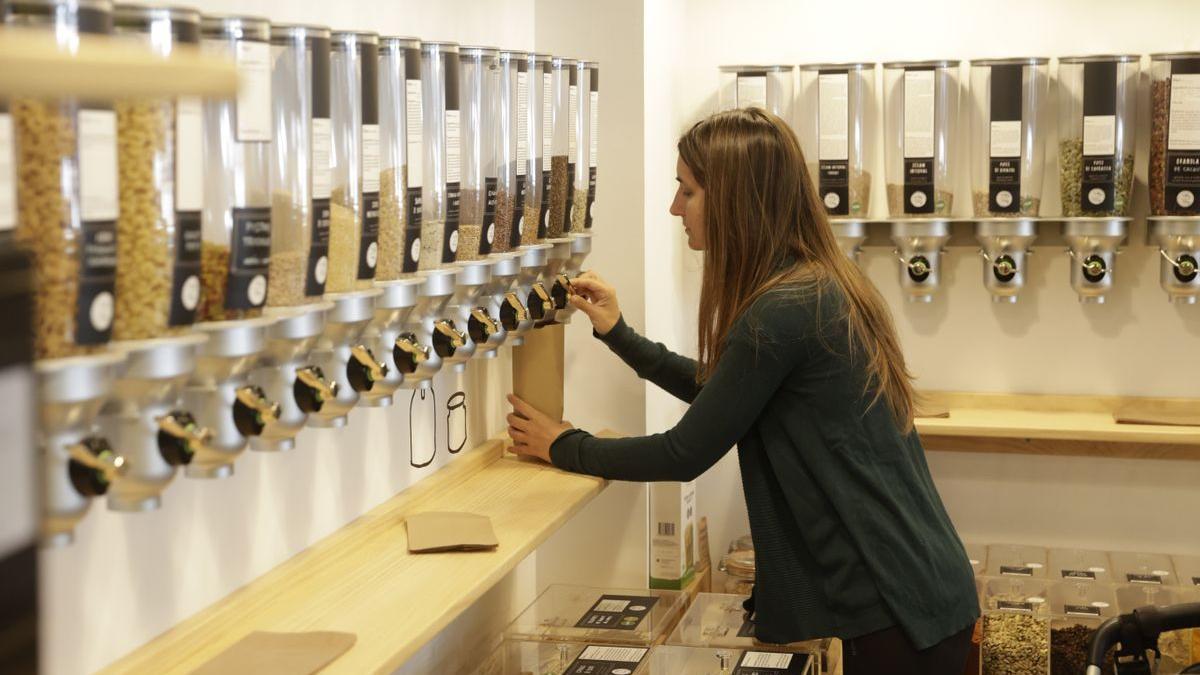 Una mujer compra en una tienda de productos a granel.