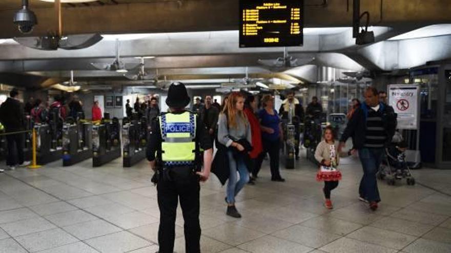 Una patrulla policial en una estació de metro londinenca, ahir.