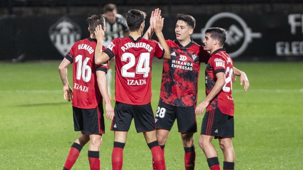 Los jugadores del Mirandés celebrando un gol