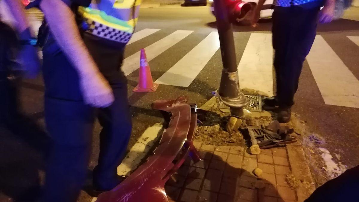 Policías municipales junto a un semáforo arrancado en un accidente.