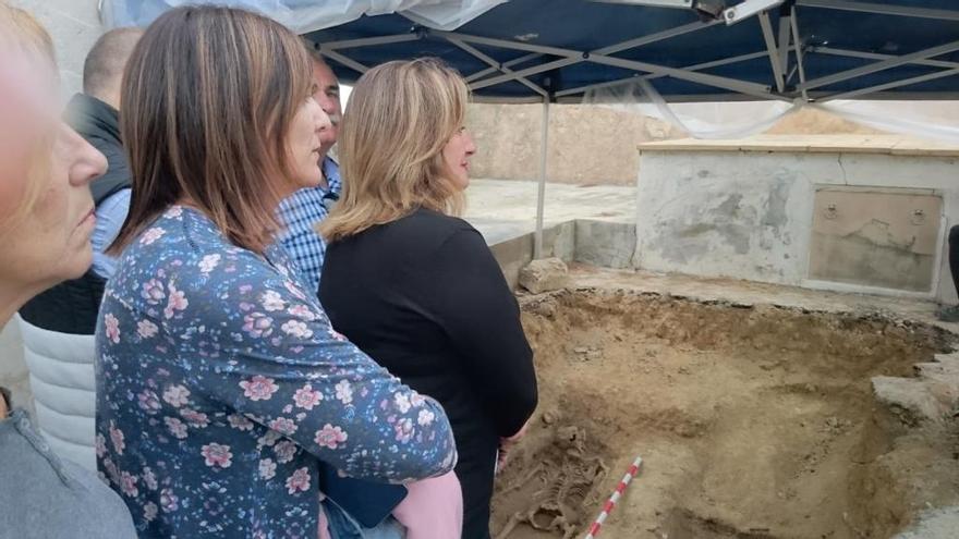 La consellera de Cultura, Fabby Tur, supervisa el trabajo realizado en la fosa de Calvià