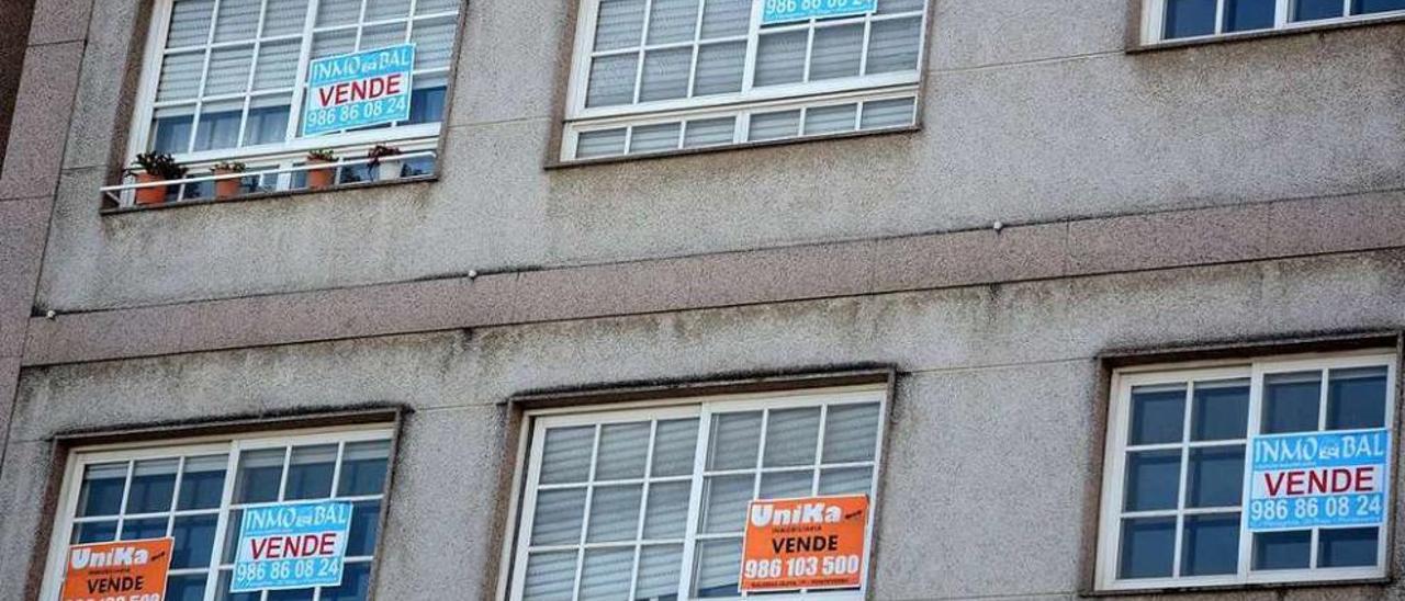 Carteles de &quot;se vende&quot; en ventanas de viviendas del centro de Pontevedra. // Rafa Vázquez