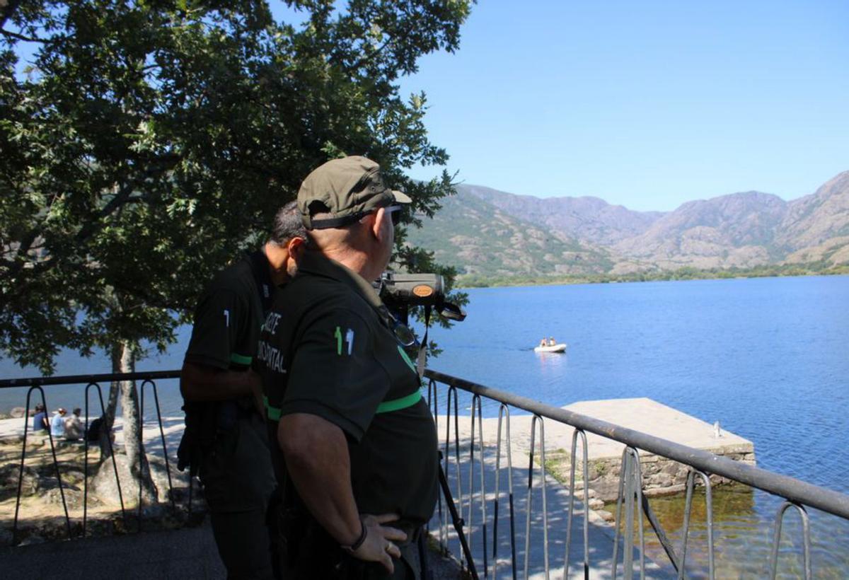 Dos profesionales observan desde la orilla de lago. | Araceli Saavedra