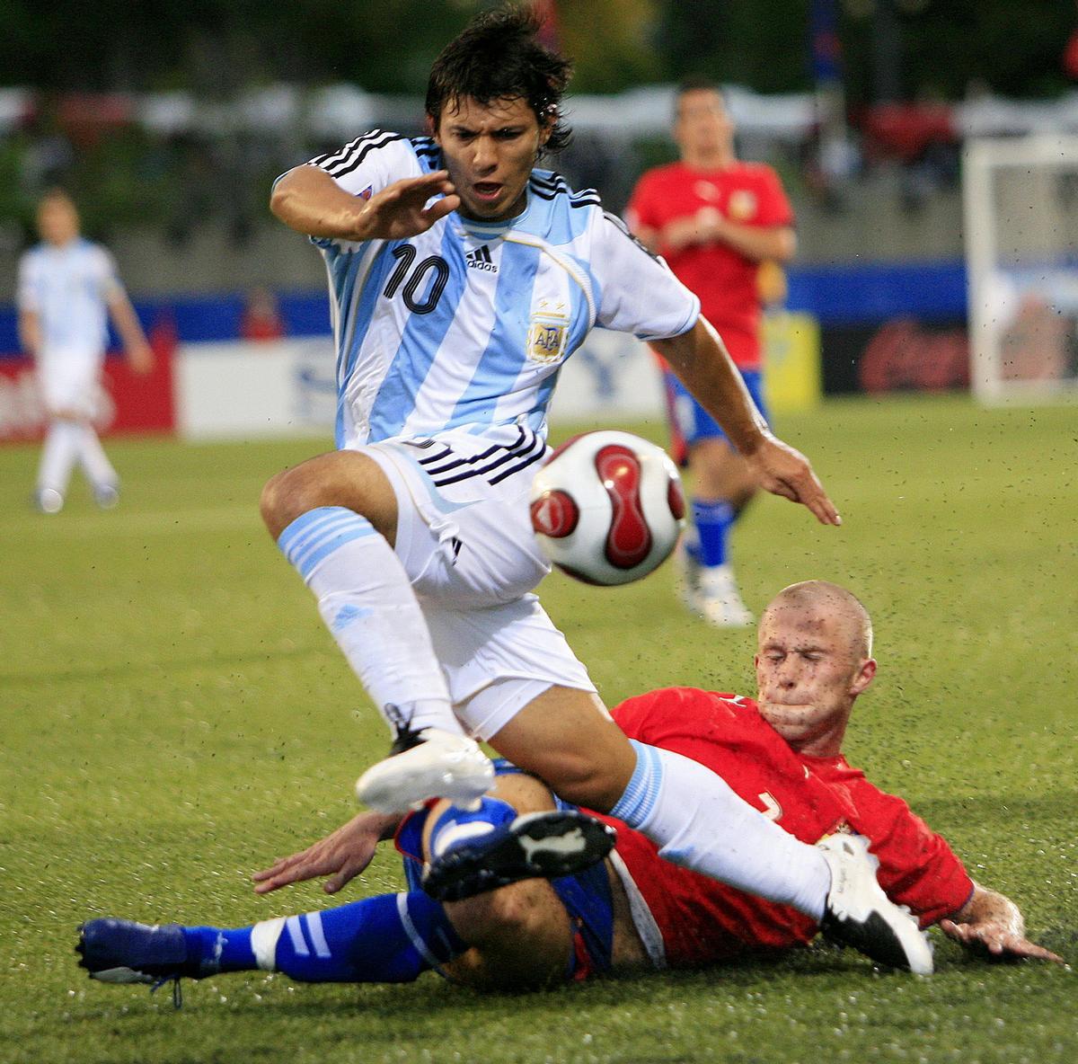 OTT101 - OTTAWA (CANADÁ), 30/06/07.- El jugador de la selección de Argentina Sergio Aguero (i) disputa el balón contra el jugador de la selección de la República Checa Jakub Dohnalek (d) hoy, 30 de junio de 2007, en Ottawa (Canadá), durante el partido del Mundial Sub'20 de fútbol de la FIFA, que se disputó en el estadio Frank Clair. EFE /Sean Kilpatrick. HORIZONTAL
