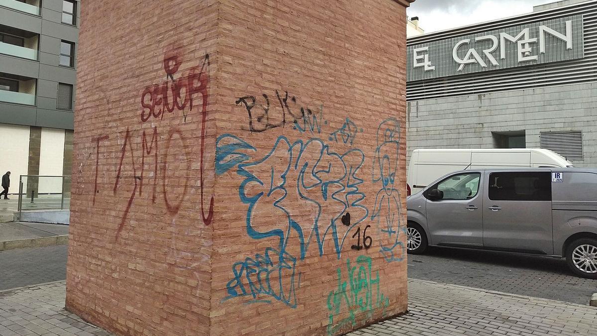 Pintadas en la veterana chimenea junto al Mercado del Carmen y el convento perchelero.