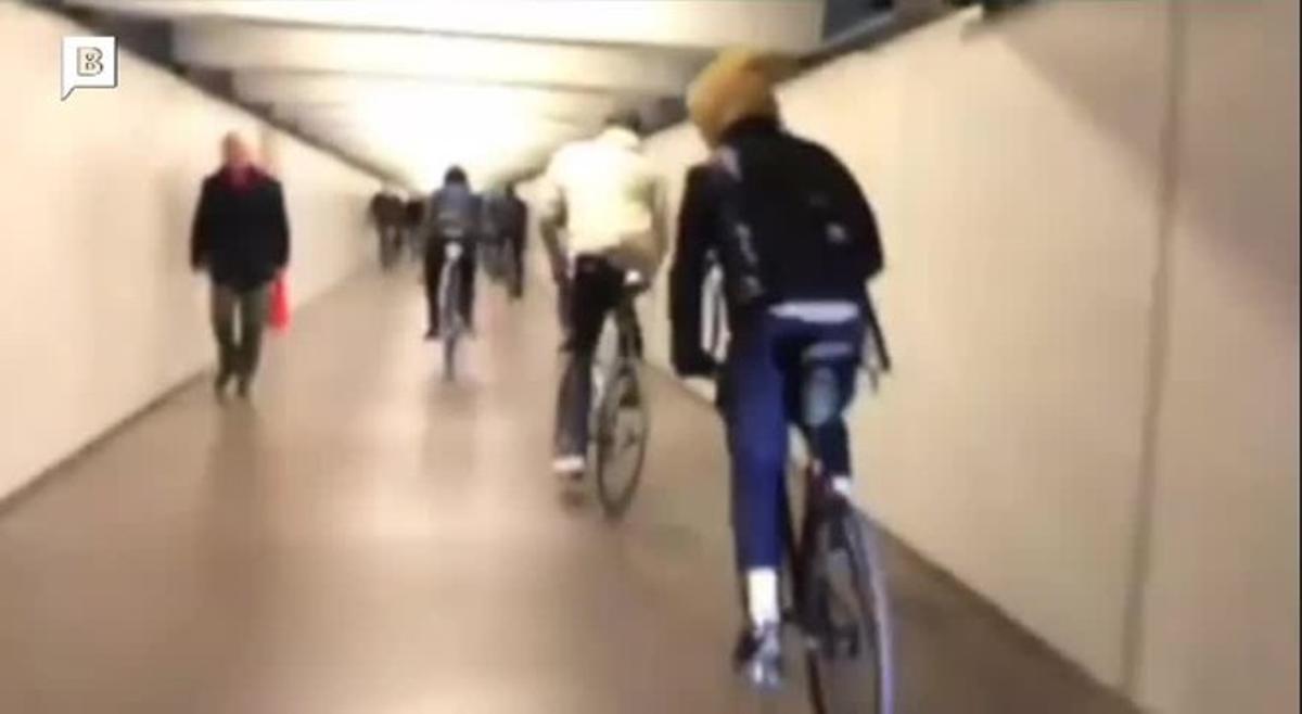 Un grup de ciclistes fan una cursa a tota velocitat en el transbord de Passeig de Gràcia.