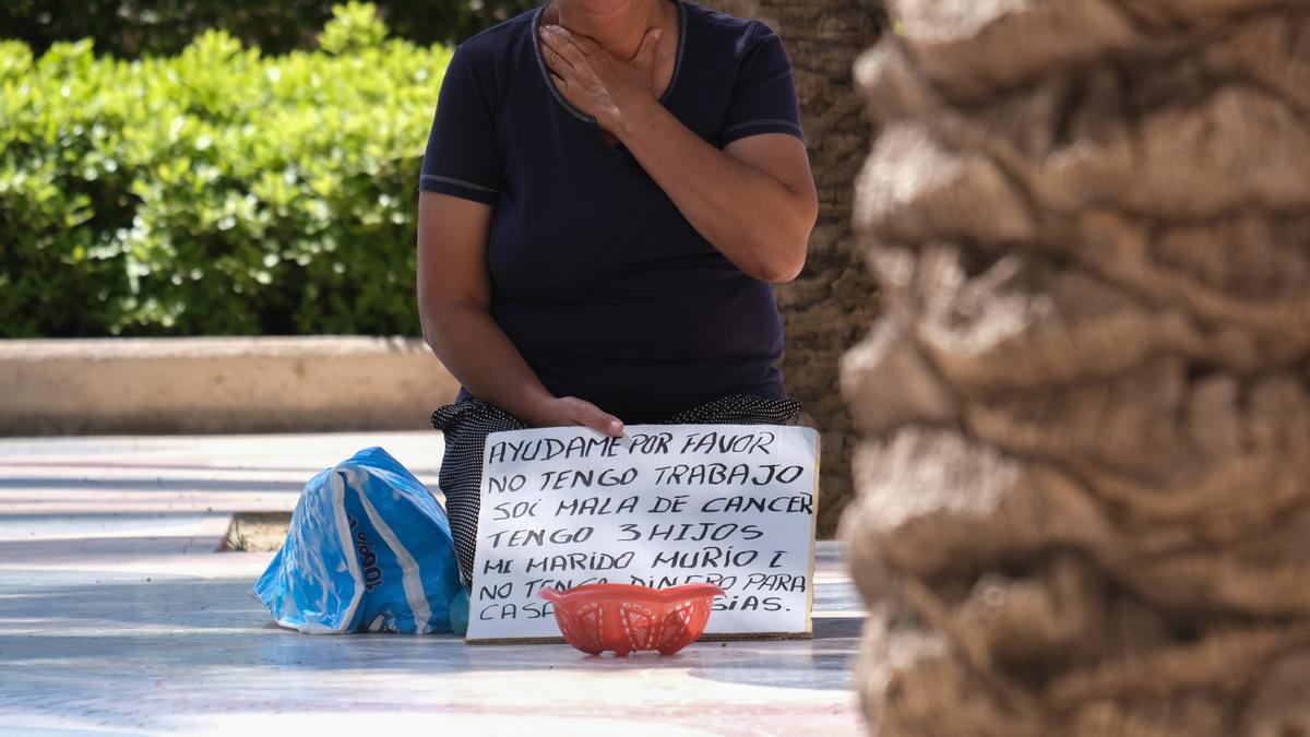 Una mujer pide el paseo de la Explanada de Alicante