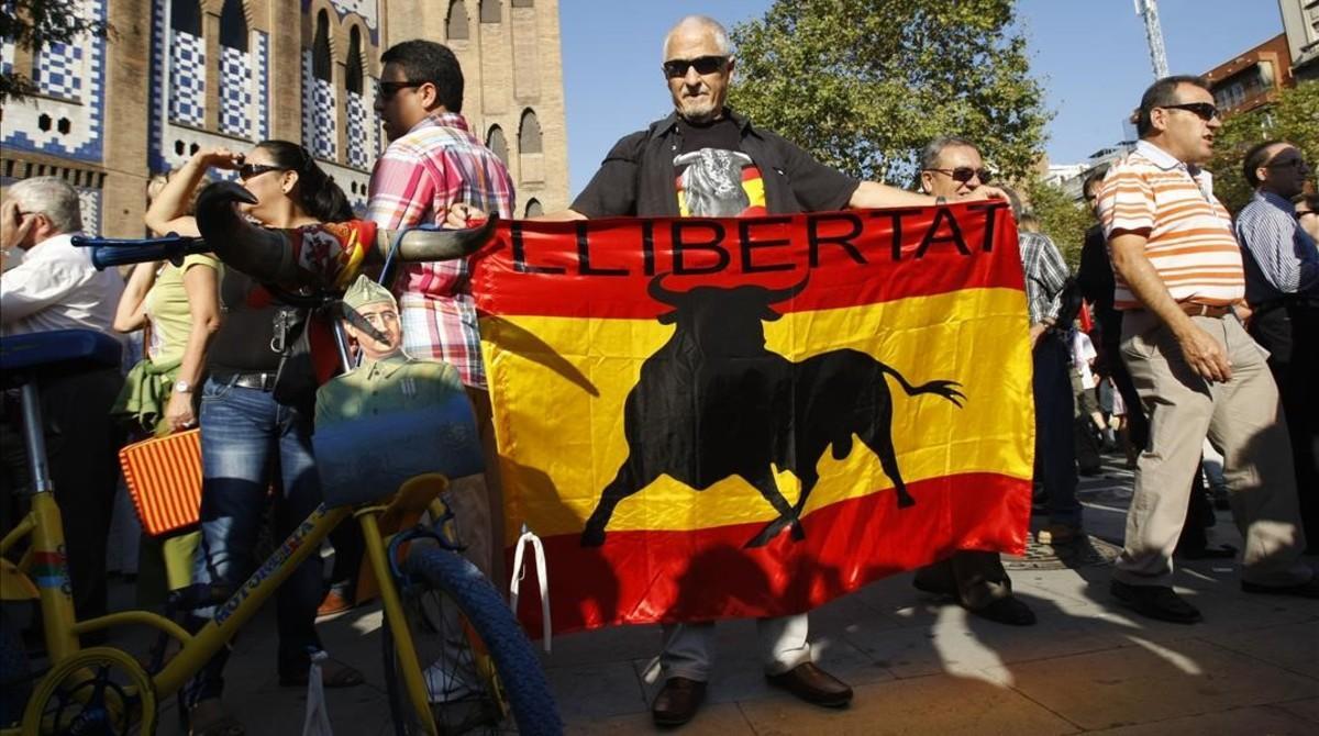  Protaurinos y animalistas el ultimo dia de toros en la Monumental.  