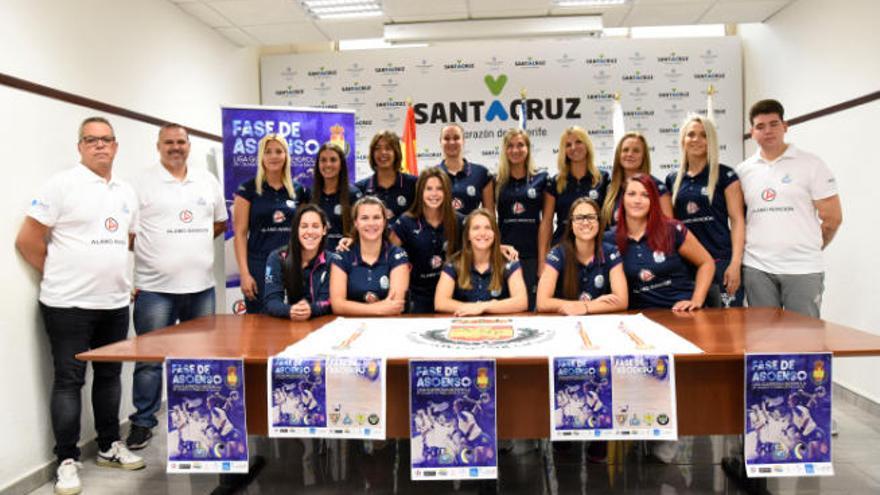 La plantilla y el cuerpo técnico del Salud Tenerife estuvieron presentes en la presentación de la fase de ascenso a la élite femenina.